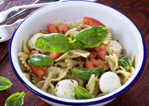 Pasta fredda con pesto e pomodorini